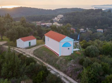 Deniz manzaralı, sakin manzaralı sahil yamacı şapeli..
