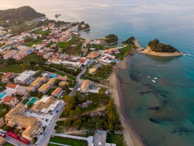 Sahil kasabasının hava manzarası: binalar, sahil ve sakin deniz.