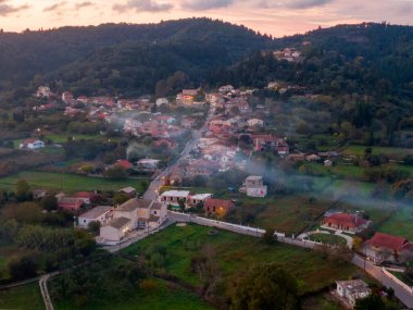 Gün batımında vadide yuva yapmış bir köyün havadan görüntüsü..