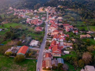 Yeşil bir vadiye kurulmuş büyüleyici bir köyün havadan görünüşü..