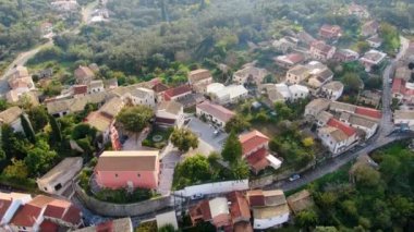 Kuzey Korfu, Yunanistan 'daki Agioi douloi köyünün insansız hava aracı görüntüsü