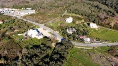 Korfu Yunan kırsalında yol boyunca giden arabaların hızlandırılmış zaman çizelgesi. Hava aracı panoramik görünümü. 