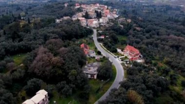 Kuzey Korfu, Yunanistan ve Avrupa 'daki Agioi douloi köyünün insansız hava aracı görüntüsü