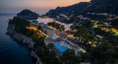 Karanlık çöktüğünde sahil kenarı, sakin bir ortam..