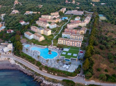 Havuzu ve sayısız binası olan sahil beldesi.