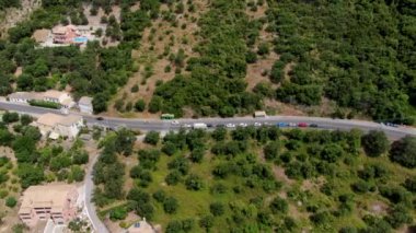 Yunanistan 'ın kuzey korfu bölgesindeki güzel Skripero köyünün insansız hava aracı görüntüsü