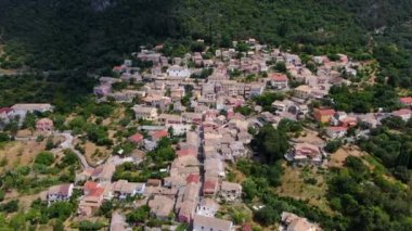 Yunanistan 'ın kuzey korfu bölgesindeki güzel Skripero köyünün insansız hava aracı görüntüsü