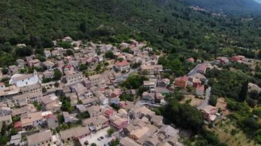 Yunanistan 'ın kuzey korfu bölgesindeki güzel Skripero köyünün insansız hava aracı görüntüsü