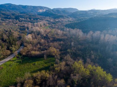 Dönek bir yolu olan sakin bir vadi manzarası..