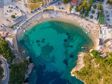 Yunanistan 'ın Ege adası Korfu' daki kumlu Palaiokastritsa sahilindeki berrak turkuaz sularının insansız hava aracı görüntüsü.