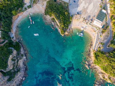 Yunanistan 'ın Ege adası Korfu' daki kumlu Palaiokastritsa sahilindeki berrak turkuaz sularının insansız hava aracı görüntüsü.