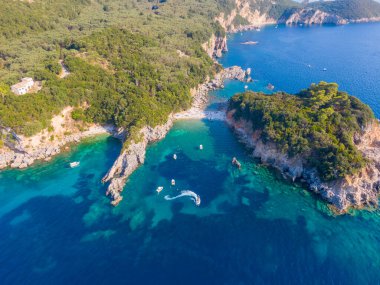 Korfu adasındaki gizli bir kumsalın havası. Yunanistan 'da Limni gözlerden uzak Akdeniz plajı