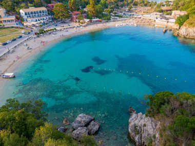 Yunanistan 'ın Ege adası Korfu' daki kumlu Palaiokastritsa sahilindeki berrak turkuaz sularının insansız hava aracı görüntüsü.