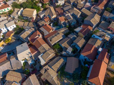 Korfu Adası Yunanistan 'daki geleneksel dağ köyü Liapades' in hava aracı şehir manzarası. 