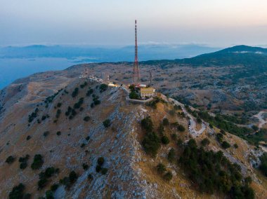 Yunan adası Korfu, Yunanistan ve Avrupa 'daki Pantokrator Manastırı' nın insansız hava aracı görüntüsü
