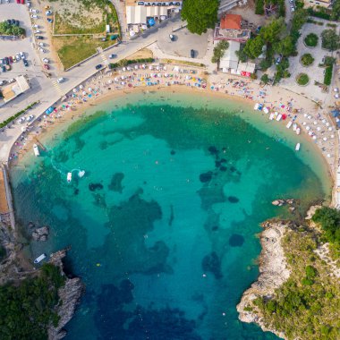 Paleokastritsa, Corfu, Yunanistan hava manzaralı sahil, dağlar ve kristal berraklığında deniz manzarası