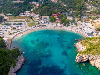 Paleokastritsa, Corfu, Yunanistan hava manzaralı sahil, dağlar ve kristal berraklığında deniz manzarası