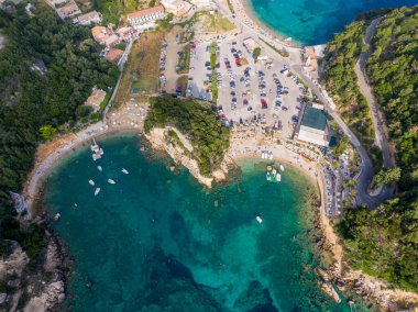Paleokastritsa, Corfu, Yunanistan hava manzaralı sahil, dağlar ve kristal berraklığında deniz manzarası