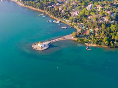 Beyaz kilisenin havadan görünüşü Korfu Adası 'ndaki Gouvia kasabası yakınlarındaki Ypapantes şapeli.