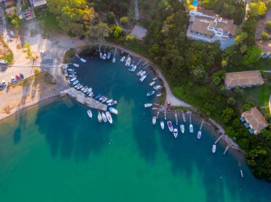 Gouvia Köyü 'nün küçük bir limanının havadan görünüşü