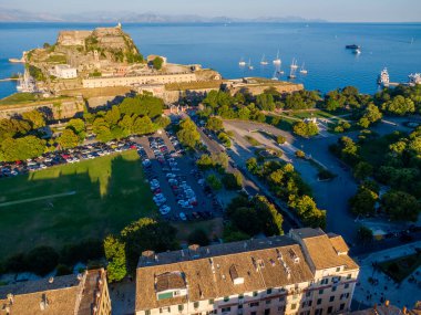 İkonik ve pitoresk eski bir kasaba olan Korfu 'nun hava aracı panoramik görüntüsü UNESCO' nun dünya mirası alanı, İyon, Yunanistan