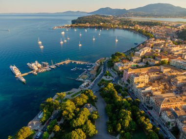 İkonik ve pitoresk eski bir kasaba olan Korfu 'nun hava aracı panoramik görüntüsü UNESCO' nun dünya mirası alanı, İyon, Yunanistan