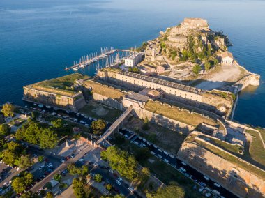 İkonik ve pitoresk eski bir kasaba olan Korfu 'nun hava aracı panoramik görüntüsü UNESCO' nun dünya mirası alanı, İyon, Yunanistan