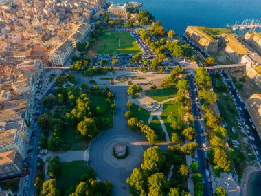 İkonik ve pitoresk eski bir kasaba olan Korfu 'nun hava aracı panoramik görüntüsü UNESCO' nun dünya mirası alanı, İyon, Yunanistan
