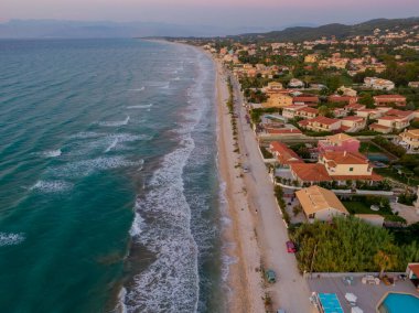 Acharavi 'deki fırtınalı deniz, Yunanistan' daki Korfu adasında küçük bir rezidans. 