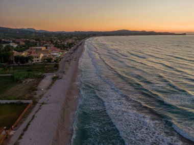 Acharavi 'deki fırtınalı deniz, Yunanistan' daki Korfu adasında küçük bir rezidans. 