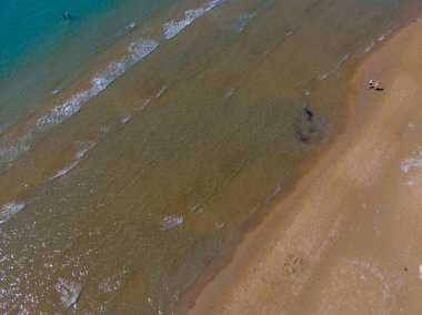 Yunanistan 'da Korfu' nun kuzey doğu kıyısında küçük bir turizm beldesi olan Agios Stefanos plajının insansız hava aracı görüntüsü.