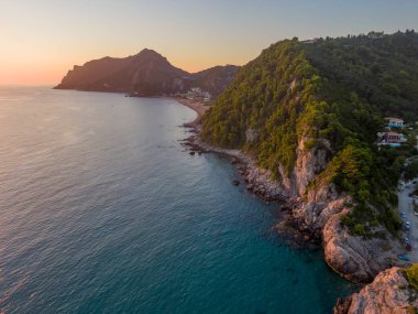 Gün batımında Pelekas Kontogialos plajında hava aracı görüntüsü. Korfu, Yunanistan.