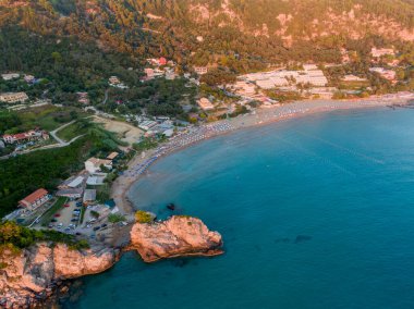 Gün batımında Pelekas Kontogialos plajında hava aracı görüntüsü. Korfu, Yunanistan.