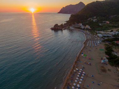 Gün batımında Pelekas Kontogialos plajında hava aracı görüntüsü. Korfu, Yunanistan.