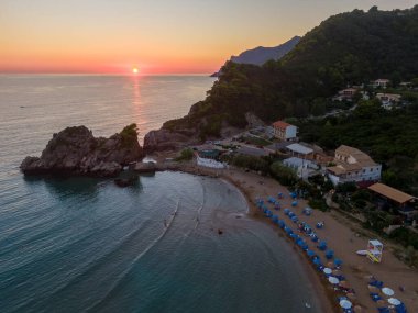 Gün batımında Pelekas Kontogialos plajında hava aracı görüntüsü. Korfu, Yunanistan.