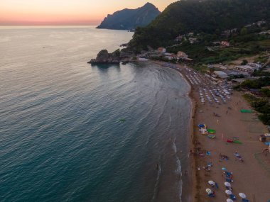 Gün batımında Pelekas Kontogialos plajında hava aracı görüntüsü. Korfu, Yunanistan.