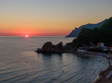Gün batımında Pelekas Kontogialos plajında hava aracı görüntüsü. Korfu, Yunanistan.