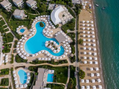 Korfu Yunancası havuzlu lüks tatil köyünün insansız hava aracı görüntüsü