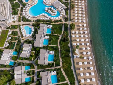 Korfu Yunancası havuzlu lüks tatil köyünün insansız hava aracı görüntüsü