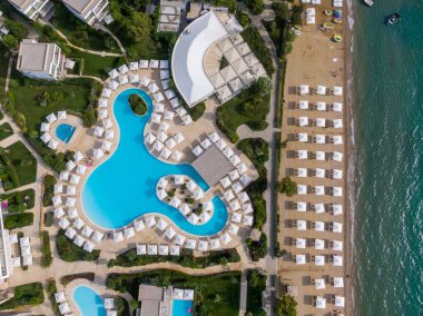 Korfu Yunancası havuzlu lüks tatil köyünün insansız hava aracı görüntüsü