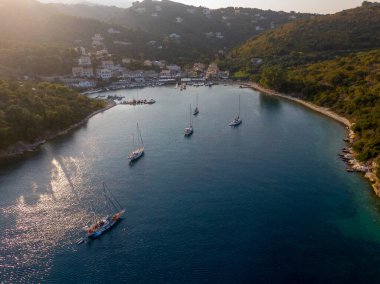 Roda Beach Resort ve Spa 'nın insansız hava aracı görüntüsü - Panoramik plaj manzaralı lüks evler, villalar ve oteller