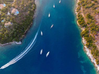 Roda Beach Resort ve Spa 'nın insansız hava aracı görüntüsü - Panoramik plaj manzaralı lüks evler, villalar ve oteller