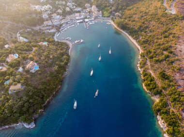 Roda Beach Resort ve Spa 'nın insansız hava aracı görüntüsü - Panoramik plaj manzaralı lüks evler, villalar ve oteller
