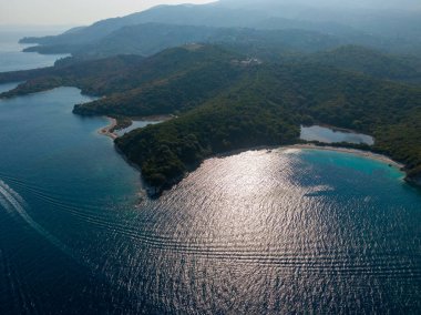 Roda Beach Resort ve Spa 'nın insansız hava aracı görüntüsü - Panoramik plaj manzaralı lüks evler, villalar ve oteller