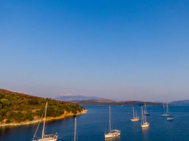 Roda Beach Resort ve Spa 'nın insansız hava aracı görüntüsü - Panoramik plaj manzaralı lüks evler, villalar ve oteller