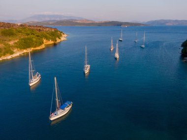 Roda Beach Resort ve Spa 'nın insansız hava aracı görüntüsü - Panoramik plaj manzaralı lüks evler, villalar ve oteller