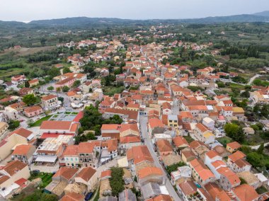 Roda Beach Resort ve Spa 'nın insansız hava aracı görüntüsü - Panoramik plaj manzaralı lüks evler, villalar ve oteller