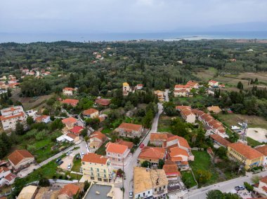 Roda Beach Resort ve Spa 'nın insansız hava aracı görüntüsü - Panoramik plaj manzaralı lüks evler, villalar ve oteller