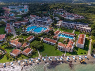 Roda Beach Resort ve Spa 'nın insansız hava aracı görüntüsü - Panoramik plaj manzaralı lüks evler, villalar ve oteller