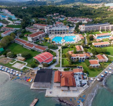 Roda Beach Resort ve Spa 'nın insansız hava aracı görüntüsü - Panoramik plaj manzaralı lüks evler, villalar ve oteller